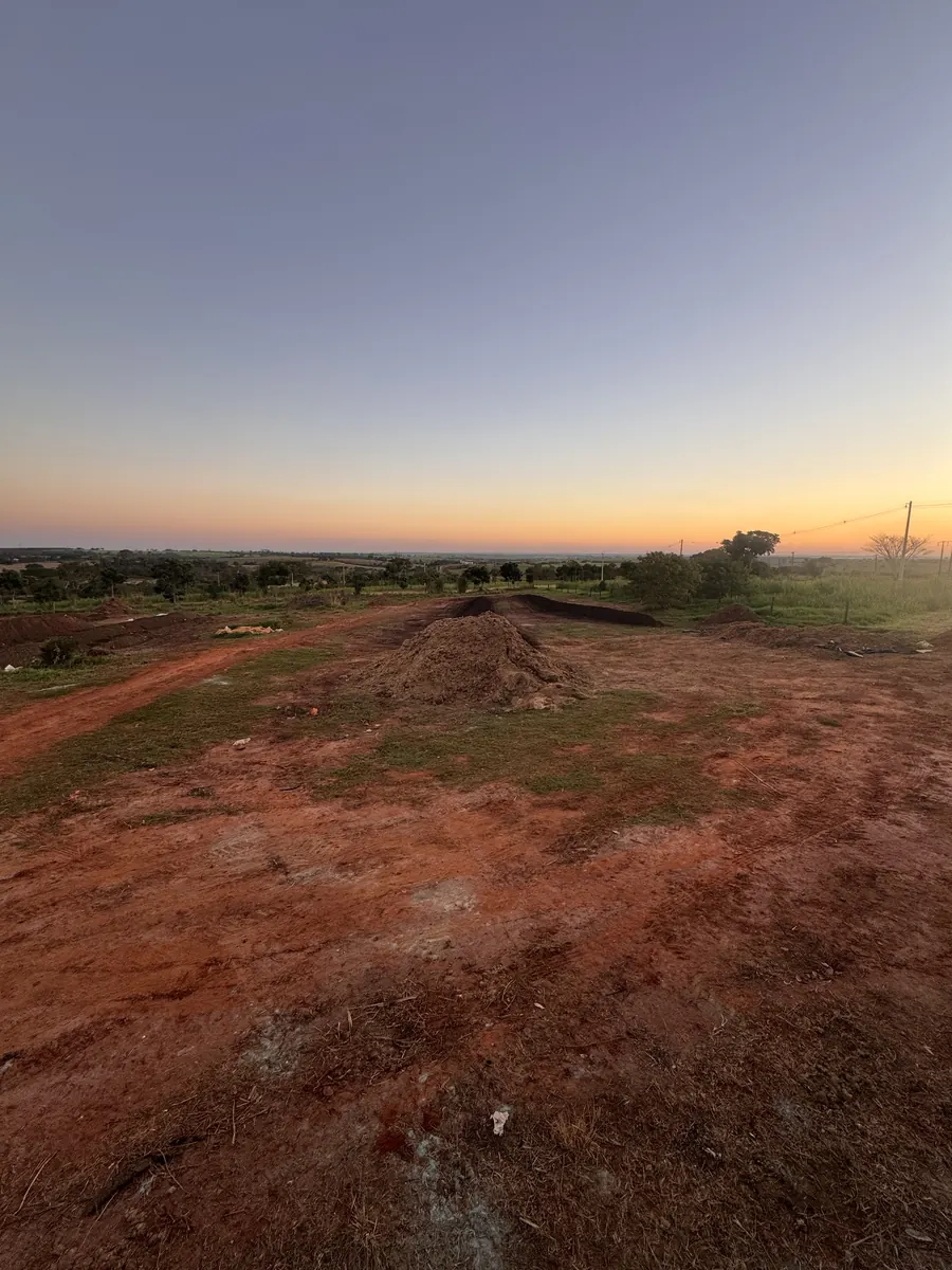 Vista do Sítio Aurora, em Nova Granada – SP: campo aberto onde a Terra Vegetal é produzida